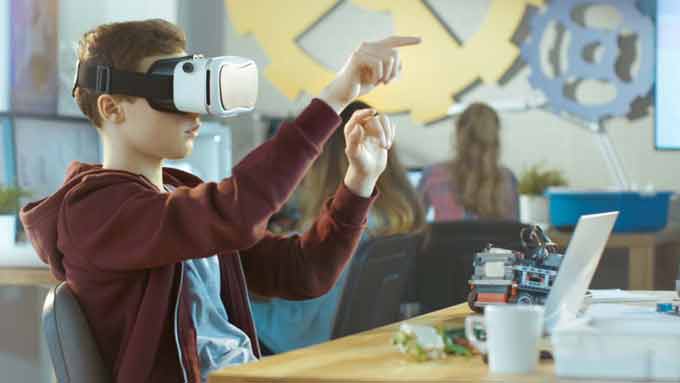 img_kid-with-VR-glasses-680x383