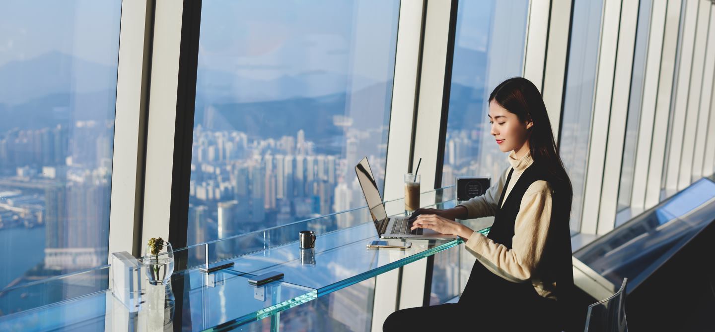 img_women-working-on-laptop